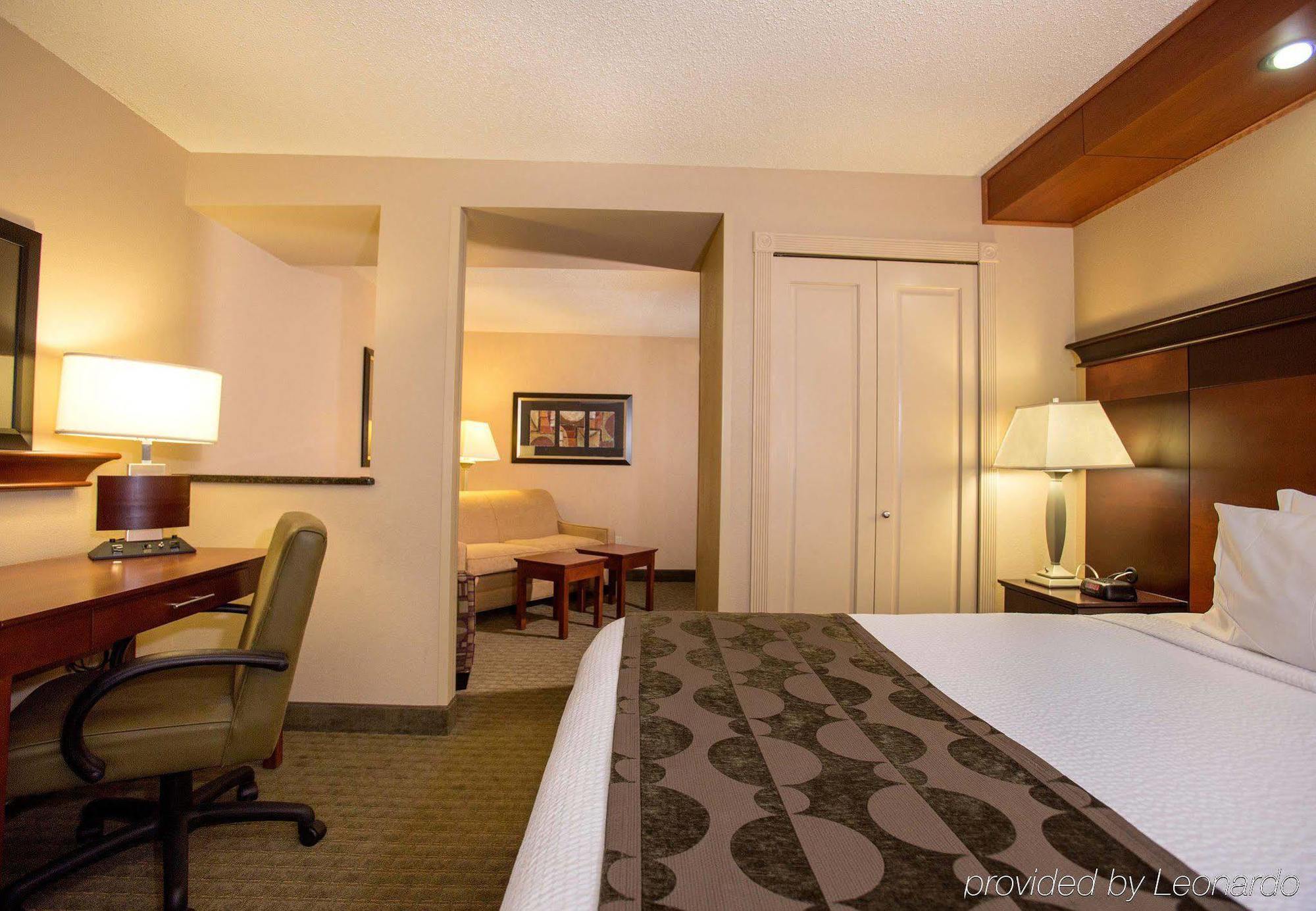 Fairfield Inn & Suites Detroit ליבוניה מראה חיצוני תמונה